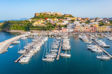 İtalya 'nın Procida Adası marinasında demirleyen teknelerin hava görüntüsü..