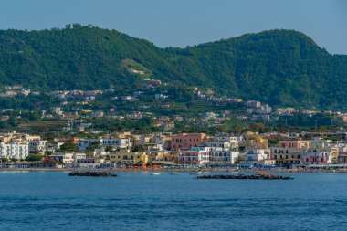 İtalya 'nın Ischia Adası' ndaki Porto d 'Ischia kasabasının deniz manzarası.