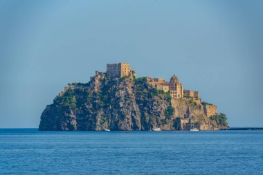 İtalyan adası Ischia açıklarında Castello Aragonese..