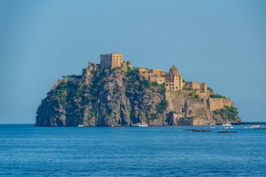 İtalyan adası Ischia açıklarında Castello Aragonese..