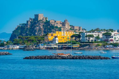 İtalyan adası Ischia 'daki otellerin arkasındaki Castello Aragonese..
