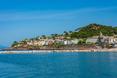 İtalya 'nın Ischia adasındaki Casamicciola Terme deniz manzarası.