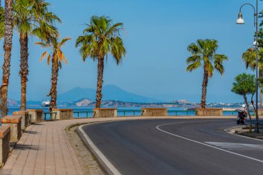 İtalya 'nın Ischia adasındaki Casamicciola Terme' de deniz kenarında gezinti..