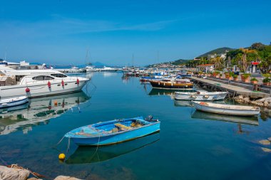 İtalya 'nın Ischia Adası' ndaki Casamicciola Terme marinasında tekneler demirliyor..