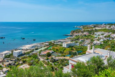 İtalyan şehrinin havadan görünüşü Ischia adasındaki Forio.