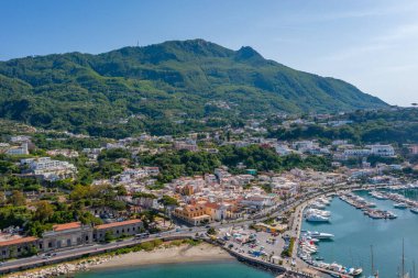 İtalya 'nın Ischia adasındaki Casamicciola Terme marinasının havadan görünüşü.