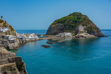 İtalya 'nın Ischia adasındaki Sant' Angelo kasabasının manzarası.