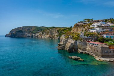 İtalya 'nın Ischia adasındaki Sant' Angelo kasabası yakınlarındaki kayalıklar.