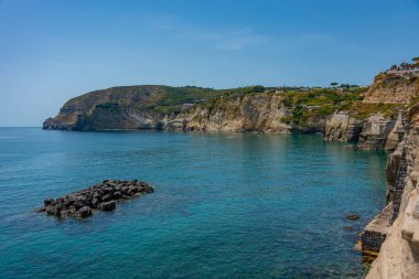 İtalya 'nın Ischia adasındaki Sant' Angelo kasabası yakınlarındaki kayalıklar.