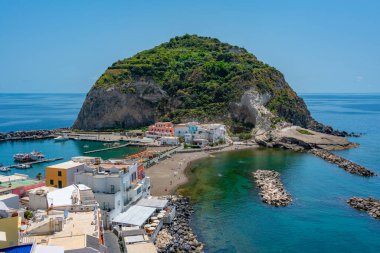 İtalya 'nın Ischia adasındaki Sant' Angelo kasabasının manzarası.