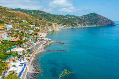 Spiaggia dei Maronti 'nin İtalya' daki Ischia adasındaki deniz manzarası.