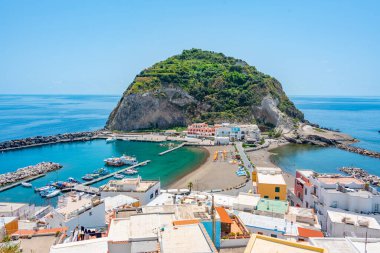 İtalya 'nın Ischia adasındaki Sant' Angelo kasabasının manzarası.