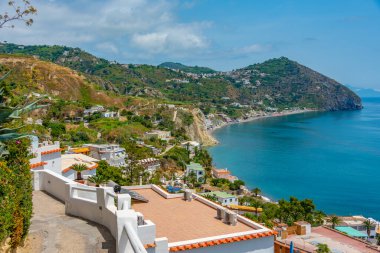 Spiaggia dei Maronti 'nin İtalya' daki Ischia adasındaki deniz manzarası.