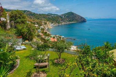 Spiaggia dei Maronti 'nin İtalya' daki Ischia adasındaki deniz manzarası.