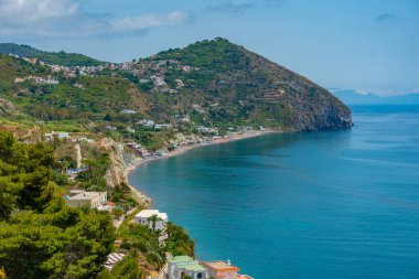 Spiaggia dei Maronti 'nin İtalya' daki Ischia adasındaki deniz manzarası.