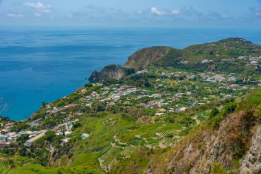 İtalya 'daki Ischia adasının güney sahilinin havadan görünüşü.