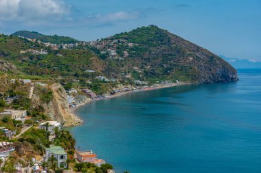 Spiaggia dei Maronti 'nin İtalya' daki Ischia adasındaki deniz manzarası.