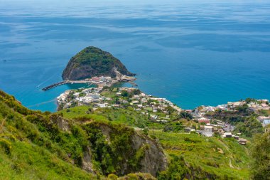 İtalya 'nın Ischia adasındaki Sant' Angelo kasabasının panoraması.