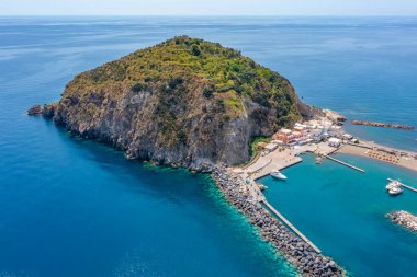 İtalya 'nın Ischia adasının güney kıyısındaki Sant' Angelo kasabasının hava manzarası..