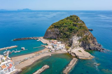 İtalya 'nın Ischia adasının güney kıyısındaki Sant' Angelo kasabasının hava manzarası..