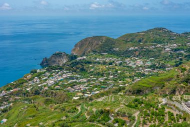 İtalya 'daki Ischia adasının güney sahilinin havadan görünüşü.