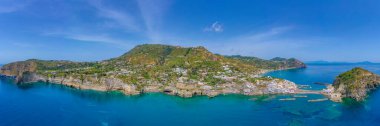 İtalya 'nın Ischia adasının güney kıyısındaki Sant' Angelo kasabasının hava manzarası..