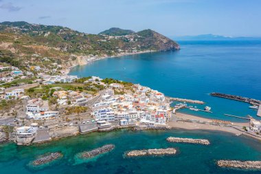 İtalya 'nın Ischia adasının güney kıyısındaki Sant' Angelo kasabasının hava manzarası..