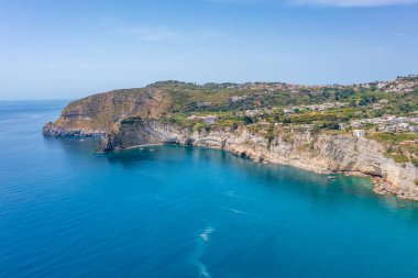 İtalya 'nın Ischia adasındaki Sant' Angelo kasabası yakınlarındaki kayalıklar.