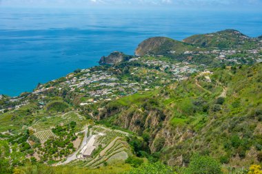 İtalya 'daki Ischia adasının güney sahilinin havadan görünüşü.