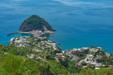 İtalya 'nın Ischia adasındaki Sant' Angelo kasabasının panoraması.