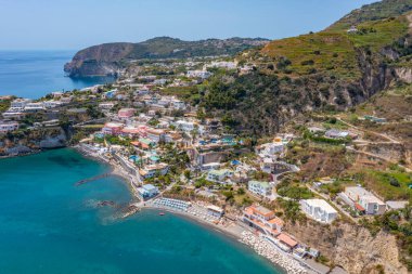 Spiaggia dei Maronti 'nin İtalya' daki Ischia adasındaki deniz manzarası.