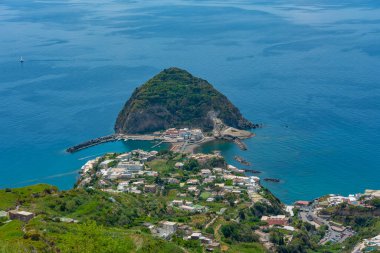 İtalya 'nın Ischia adasındaki Sant' Angelo kasabasının panoraması.