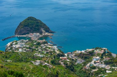 İtalya 'nın Ischia adasındaki Sant' Angelo kasabasının panoraması.