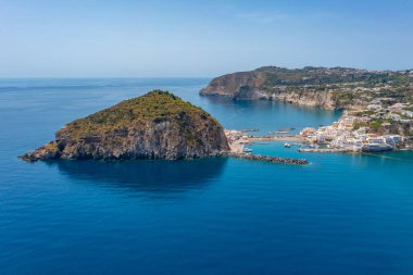 İtalya 'nın Ischia adasının güney kıyısındaki Sant' Angelo kasabasının hava manzarası..