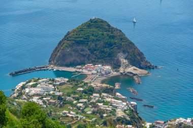 İtalya 'nın Ischia adasındaki Sant' Angelo kasabasının panoraması.