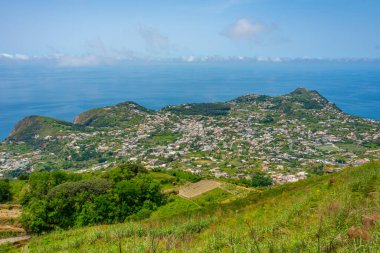 İtalya 'daki Ischia adasının güney sahilinin havadan görünüşü.