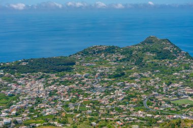İtalya 'daki Ischia adasının güney sahilinin havadan görünüşü.