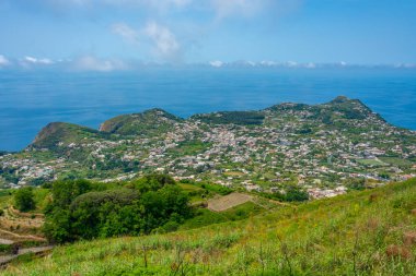 İtalya 'daki Ischia adasının güney sahilinin havadan görünüşü.