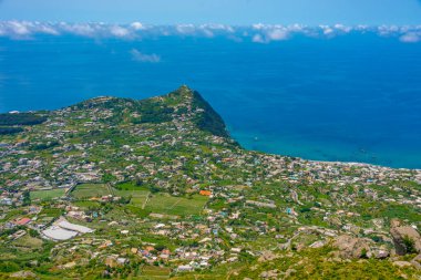 İtalya 'daki Ischia adasının güney sahilinin havadan görünüşü.