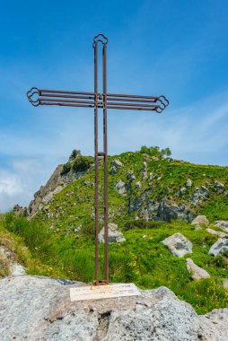 İtalyan adası Ischia 'daki Monte Epomeo dağında metal haç..
