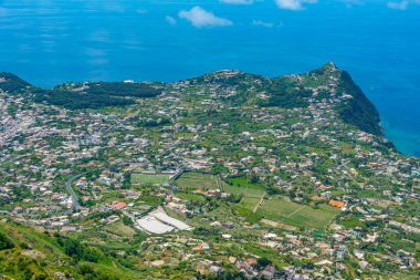 İtalya 'daki Ischia adasının güney sahilinin havadan görünüşü.