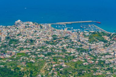 İtalyan şehri manzarası Ischia Adası 'ndaki Forio.
