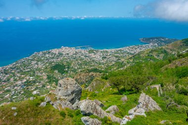 İtalyan şehri manzarası Ischia Adası 'ndaki Forio.