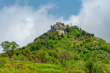 Monte Epomeo Dağı İtalyan adası Ischia 'da.