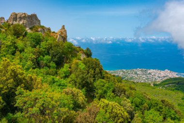 Monte Epomeo Dağı İtalyan adası Ischia 'da.
