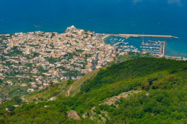 İtalyan şehri manzarası Ischia Adası 'ndaki Forio.
