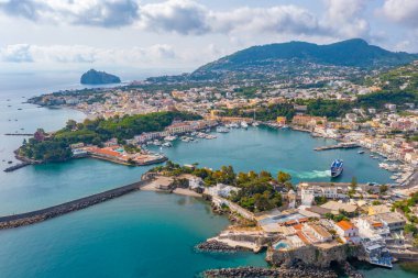 İtalya 'nın Ischia adasındaki Porto d' Ischia şehrinin hava manzarası..