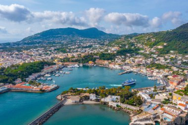 İtalya 'nın Ischia adasındaki Porto d' Ischia şehrinin hava manzarası..