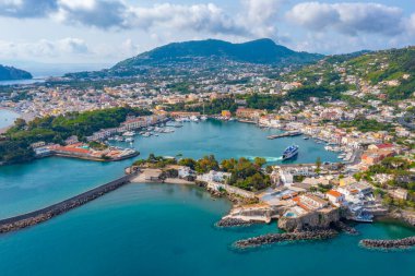 İtalya 'nın Ischia adasındaki Porto d' Ischia şehrinin hava manzarası..