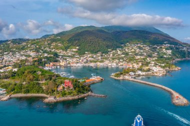İtalya 'nın Ischia adasındaki Porto d' Ischia şehrinin hava manzarası..